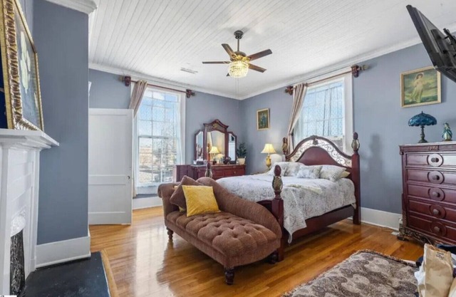Queen Bed Escape | Near Dining & Main Street