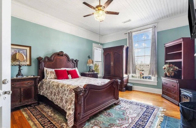 Queen Bed Retreat | Walk to Dining & Main St
