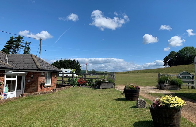 Queen Bower Farm Lodge - a bungalow that sleeps 4 guests in 3 bedrooms