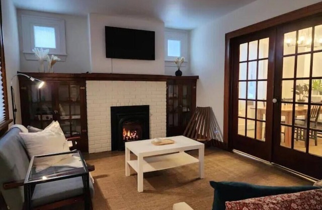 Queen's Haven - Clean, Peaceful & Private Upper Unit in Historic Neighbourhood