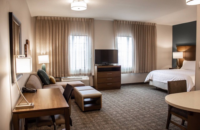 Queen Studio. Free Breakfast. Pool. Gym. Business Center.