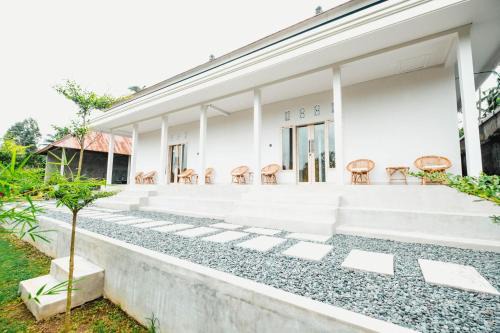 Queenara Local House
