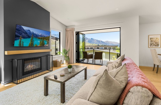 Queenstown Forest Retreat - 4BR, Pool Table, Views