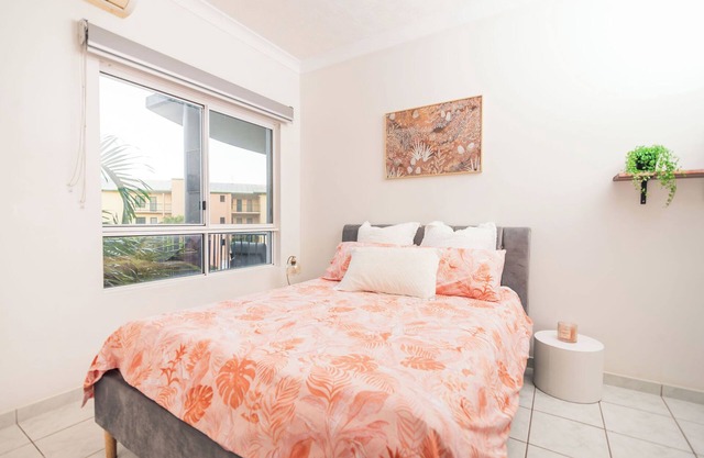 Quiet Centrally located apartment only 10 mins from Airport!