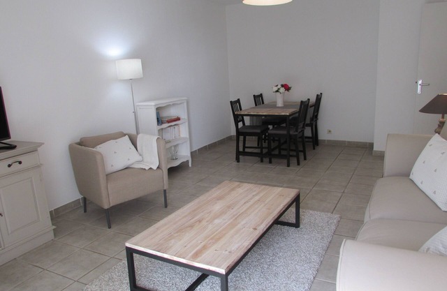 Quiet, clean, downtown on foot. Good as new. Parking on request