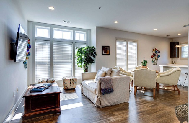 Quiet Condo l Prime Locale w/in mins to DT