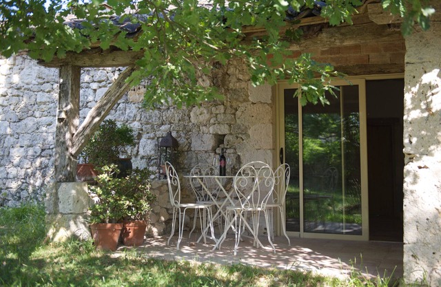 Quiet cottage in a renovated stone house with private garden