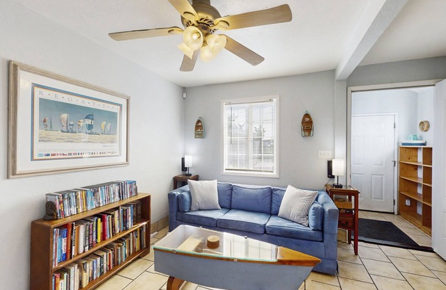 Quiet cottage on the bay with dog-friendly backyard & private dock - near beach