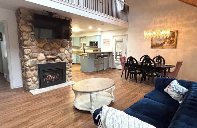 Quiet Country Home on 5 acres with fireplace. 1 minute to Alpine Valley Ski Hill