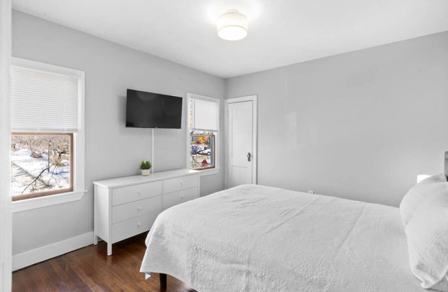 Quiet & Cozy Room by SCSU
