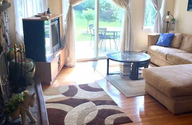Quiet Entire Home/Office - Best Location - Walk to Train/Colleges/Grocery