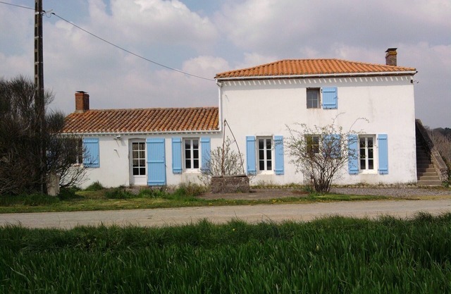 Quiet farmhouse for 10/12 near the sea