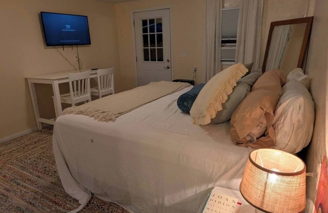 Quiet Guest Suite w/Yard in Central GNV