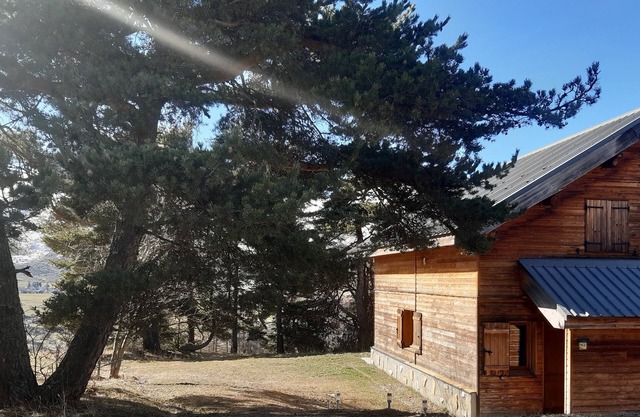 Quiet half chalet on one level, not overlooked.