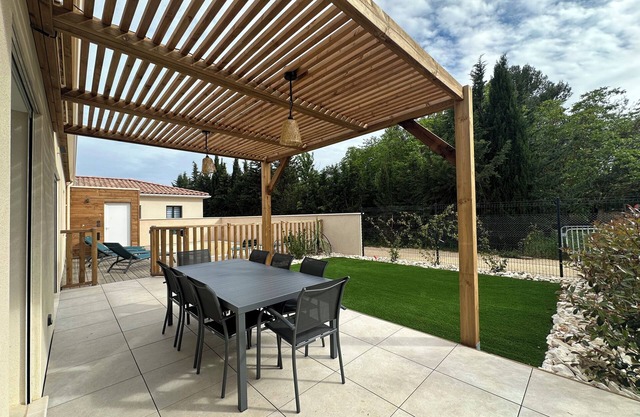 Quiet house with pool sleeps 8
