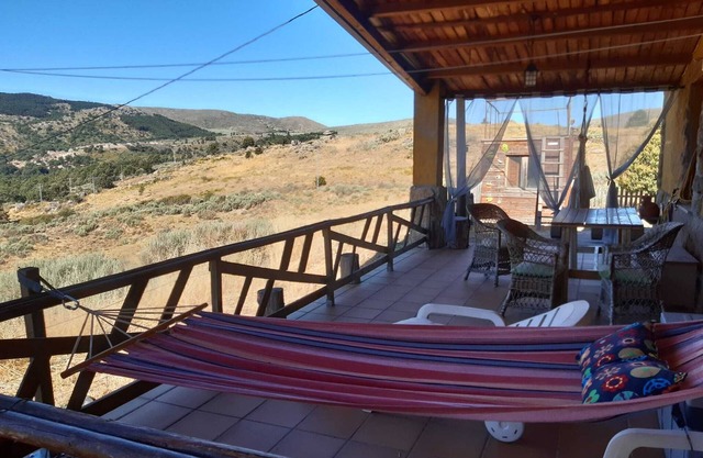Quiet isolated rural house in Navarrevisca, registration CR-AV-01478.