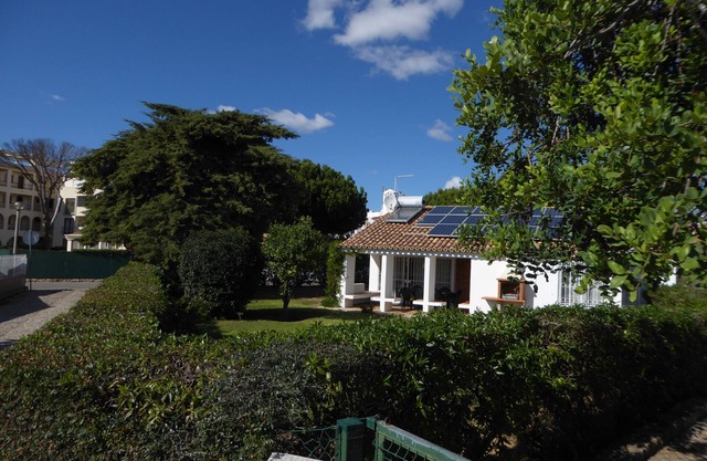 Quiet location, 5 min from Oura strip, 15 min walk from the beach. Golf nearby.