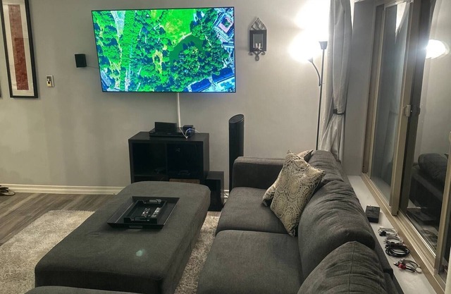 Quiet Long Beach Condo w/Parkingnn