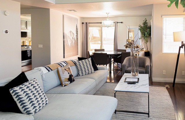 Quiet Modern Home by Meadows Park