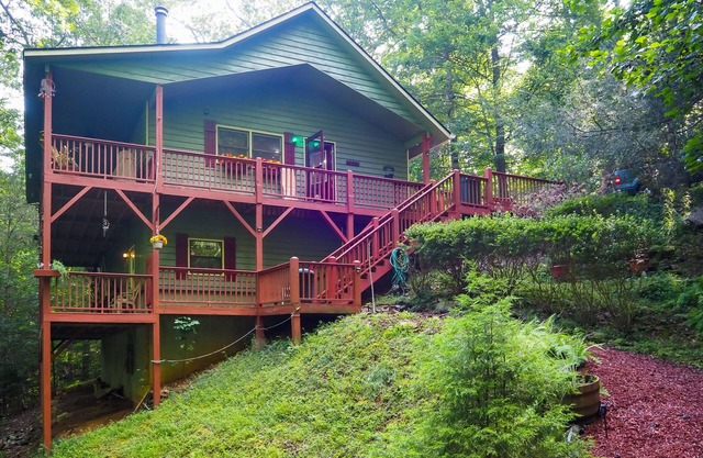 Quiet Murphy Hideaway w/Decks & Outdoor Fireplace