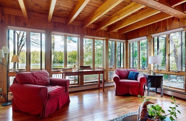 Quiet, picturesque lake cottage on Long Pond. 7 minutes to Pleasant Mountain!