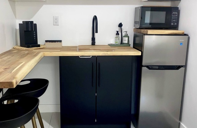 Quiet, private suite with parking, steps away from the West Kelowna Wine Trailsn
