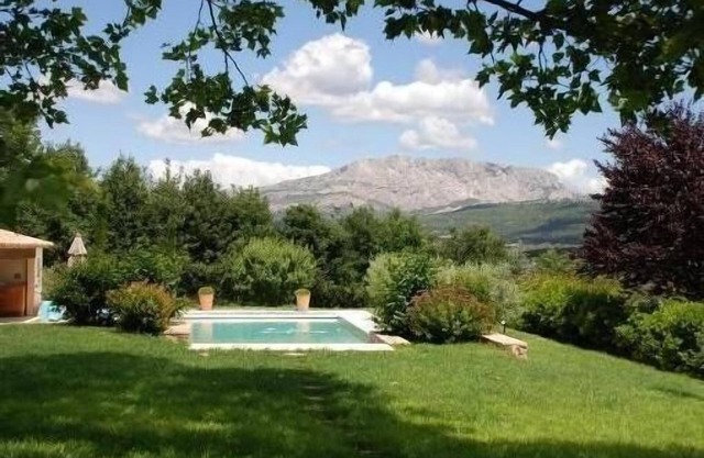 Quiet property with breathtaking view of Sainte Victoire located in Meyreuil
