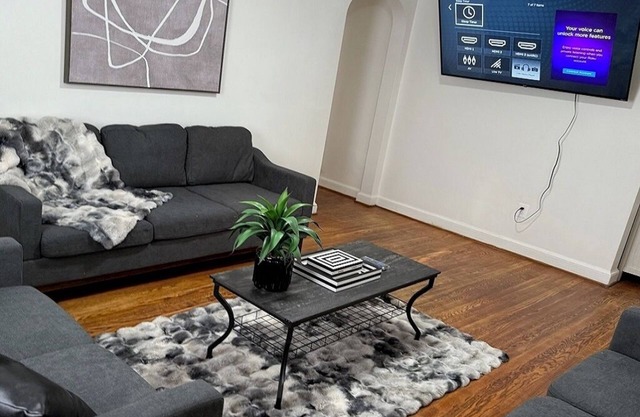 Quiet retreat in Arlington with 3 bed 2 bath and 2 metro within walking distance