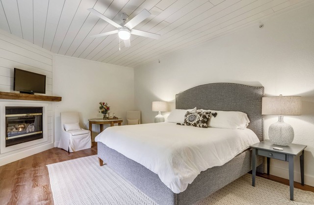Quiet Room 10, Private bath, gas fireplace, Cable