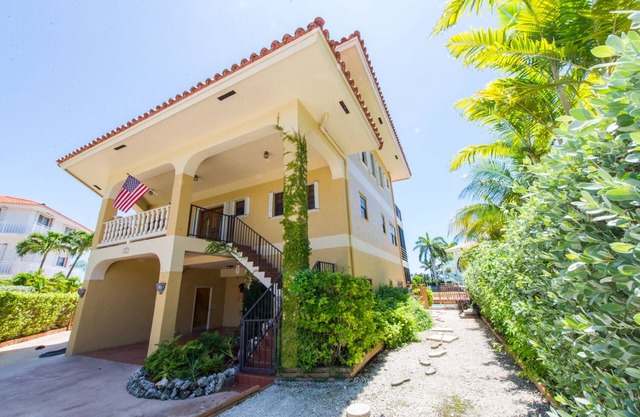 Quiet, Secure, 7 Br Home, Boater's Dream, 100 Ft Dock, accomm multiple families
