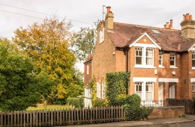 Quiet Spacious Cottage with garden- A comfortable base to explore the City