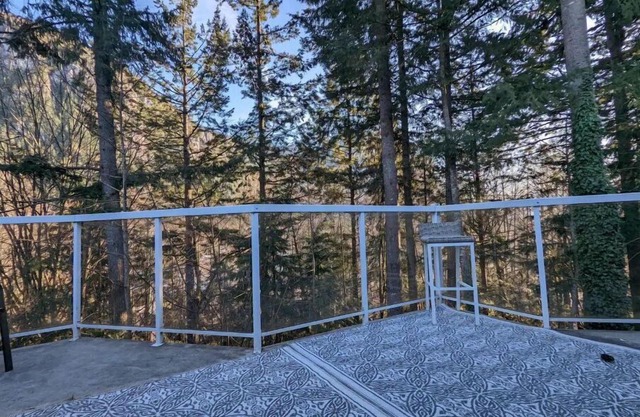 Quiet Squamish Home/5 bdrms/3 bthrms/2 kitchens Chief Views.