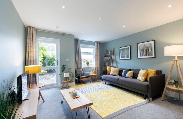 Quiet Twin Homes: 5 Beds, 3 Baths & Parking For 3
