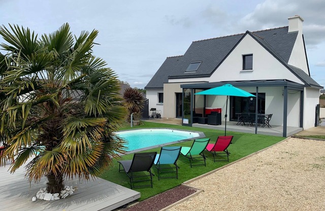 Quiet villa near the sea with heated pool