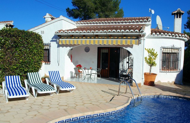 Quiet Villa. Private Pool & Tennis. Short walk to beach. MAX STAY 10 NIGHTS.