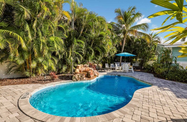 Quiet Villa, Steps to Beach! Close To Trolley Stop and Shopping! - Sea Glass Vil