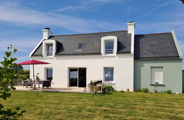 Quiet villa with sea view