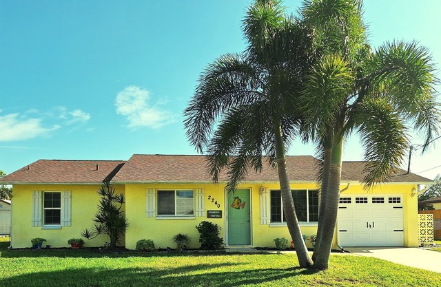 Quiet Waterfront-Heated private pool-Close to dinning and shops