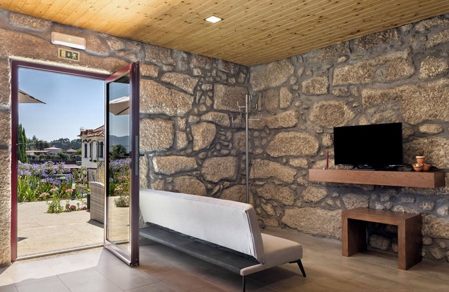 Quinta of Carvoeiras 'Casa Do Caseiro - T2' with Lake View, Wi-Fi and Air Conditioning