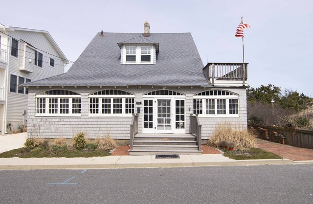 Quintessential Spray Beach Cottage!