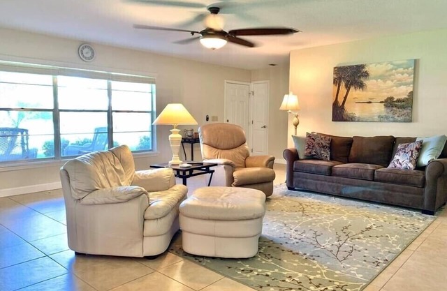 Quite private lake neighborhood! Fish, Golf, 18 mi to Sebring Intl Raceway.