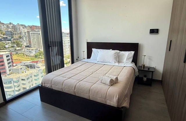 Quito Sky High: 15th Floor Studio with Stunning Views & Amenities/Parking