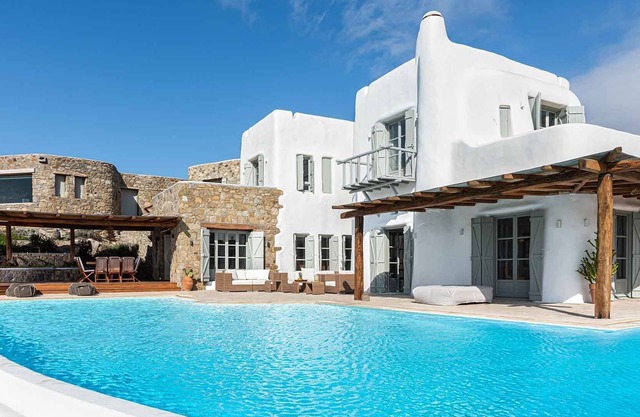 R 3173 Villa Folami With Dishwasher.Hairdryer & Private infinity pool,