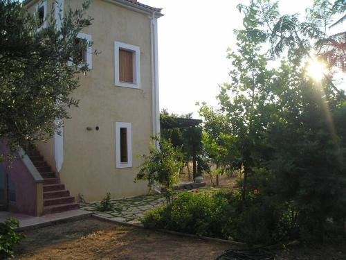 Rachi Boza, Cottage by the sea