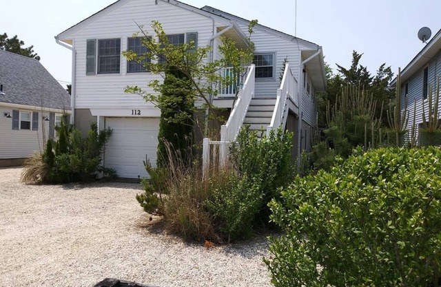Raised Ranch Style house Close To Beach, Shops and Eateries!