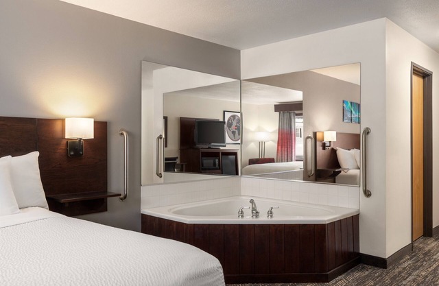 Ramada by Wyndham Richland Center