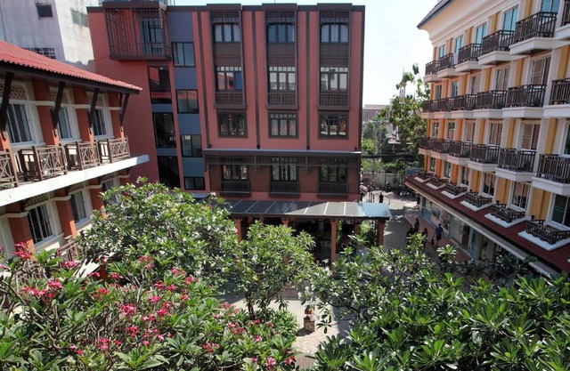 Rambuttri Village Plaza