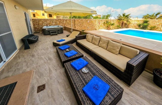 Ramla Retreat - Four Bedroom Villa, Sleeps 11