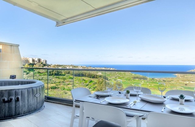 Ramla views retreat: Hot Tub, pool, 2 min to beach