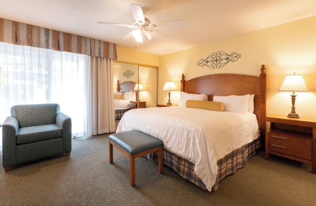Ramona Retreat | 1 King Bed | Pool & Balcony | Free Parking
